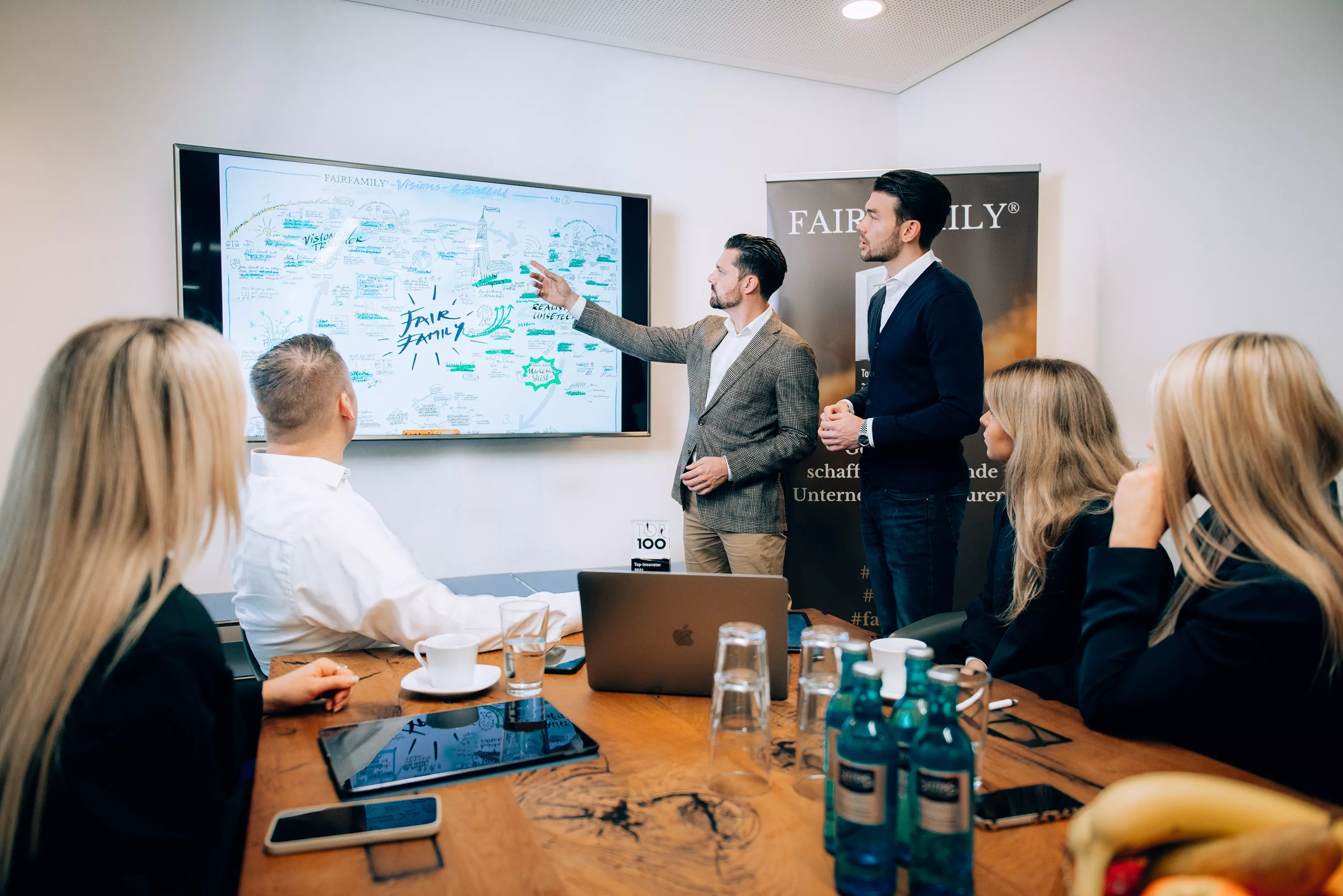 Team Meeting 2 Schwierigkeiten bei Standard Mitarbeiter Benefits