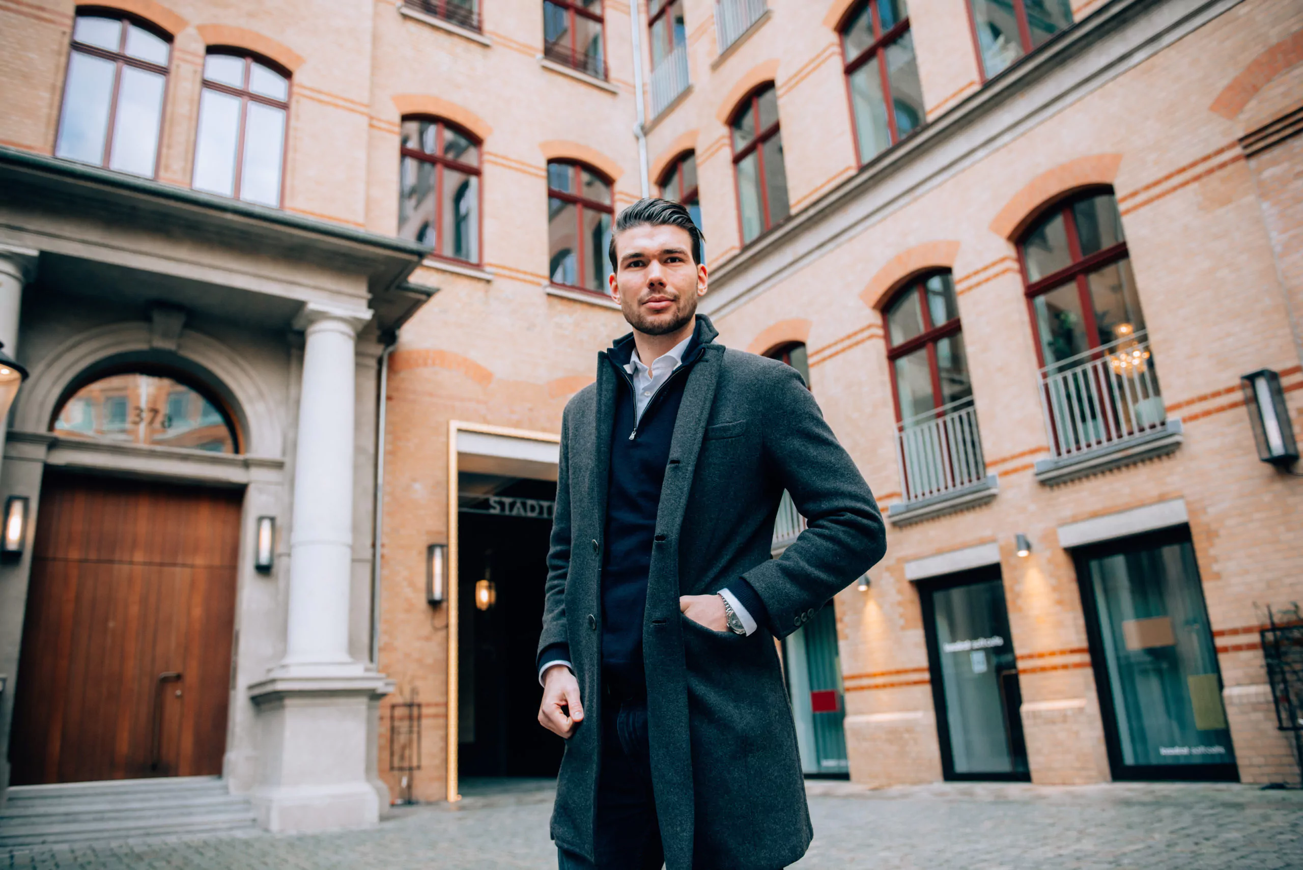 Mann im Hemd sitzt vor seinem Labotop. Hält sein Nasenbein runzelt die Stirn