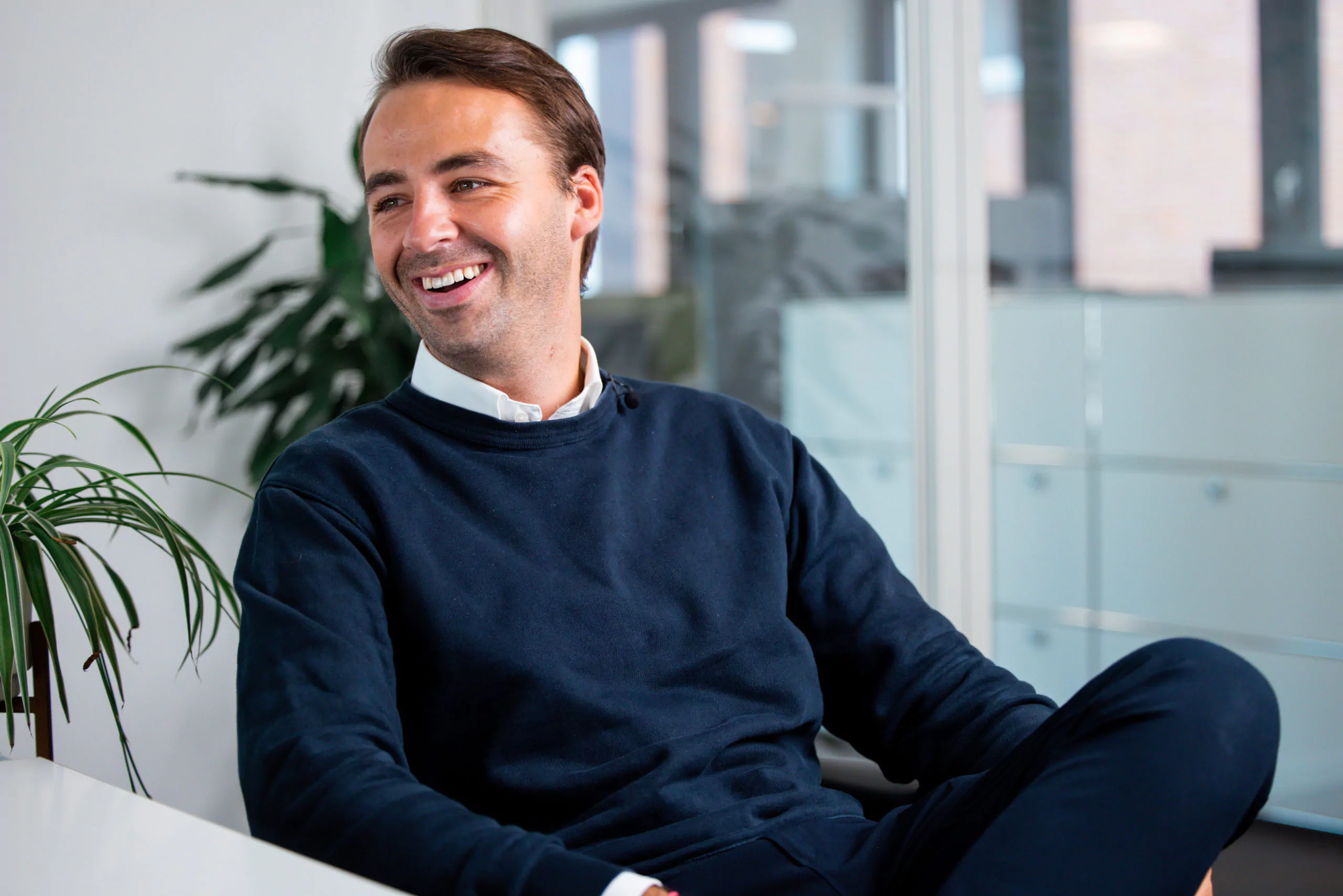 Fit für die Arbeit - Vorteile für den Arbeitgeber Mann im Hemd sitzt vor seinem Labotop. Hält sein Nasenbein runzelt die Stirn
