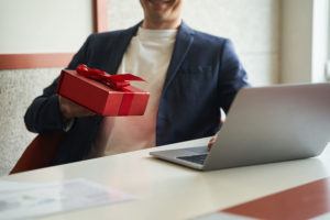Geschenke Mitarbeiter steuerfrei Geschenkübergabe
