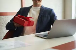 Was ist das perfekte Onboarding-Geschenk? Geschenke Mitarbeiter steuerfrei Geschenkübergabe