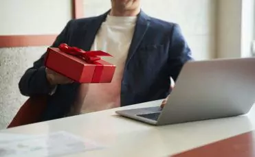 Geschenke Mitarbeiter steuerfrei Geschenkübergabe