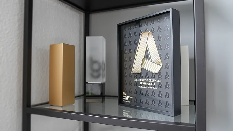 TOP Arbeitgeber Award in Vitrine