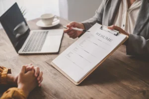 Personalmanager hält eine Checkliste