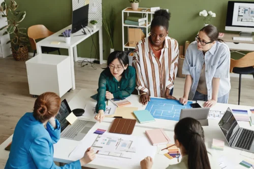 Agilität und Innovation: Wie New Work Unternehmen transformiert New Work setzt auf Selbstbestimmung, Flexibilität und technologische Innovation.