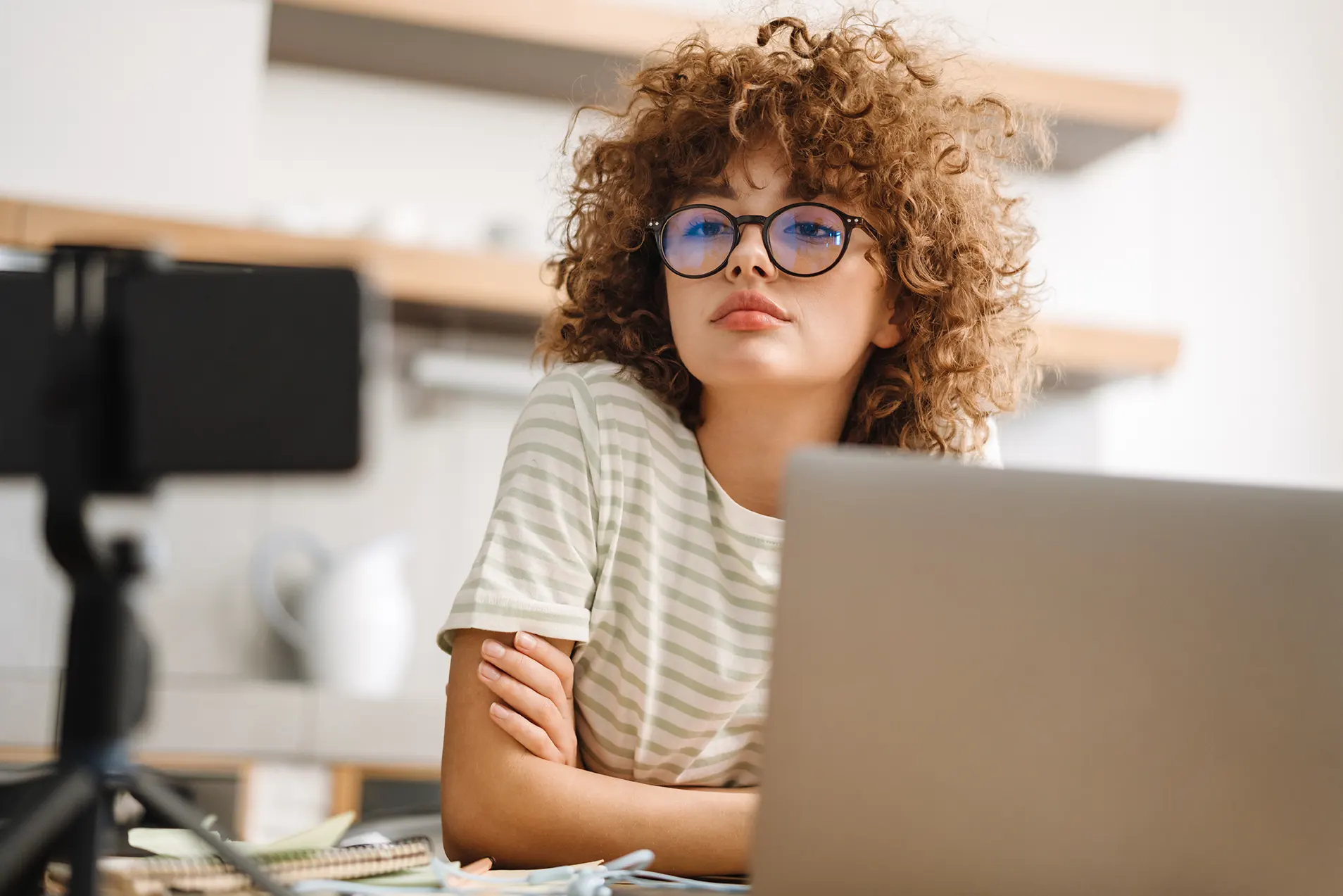 mobil arbeiten Homeoffice und mobiles Arbeiten haben einige Gemeinsamkeiten, unterscheiden sich aber auch in vielen Aspekten.<br />