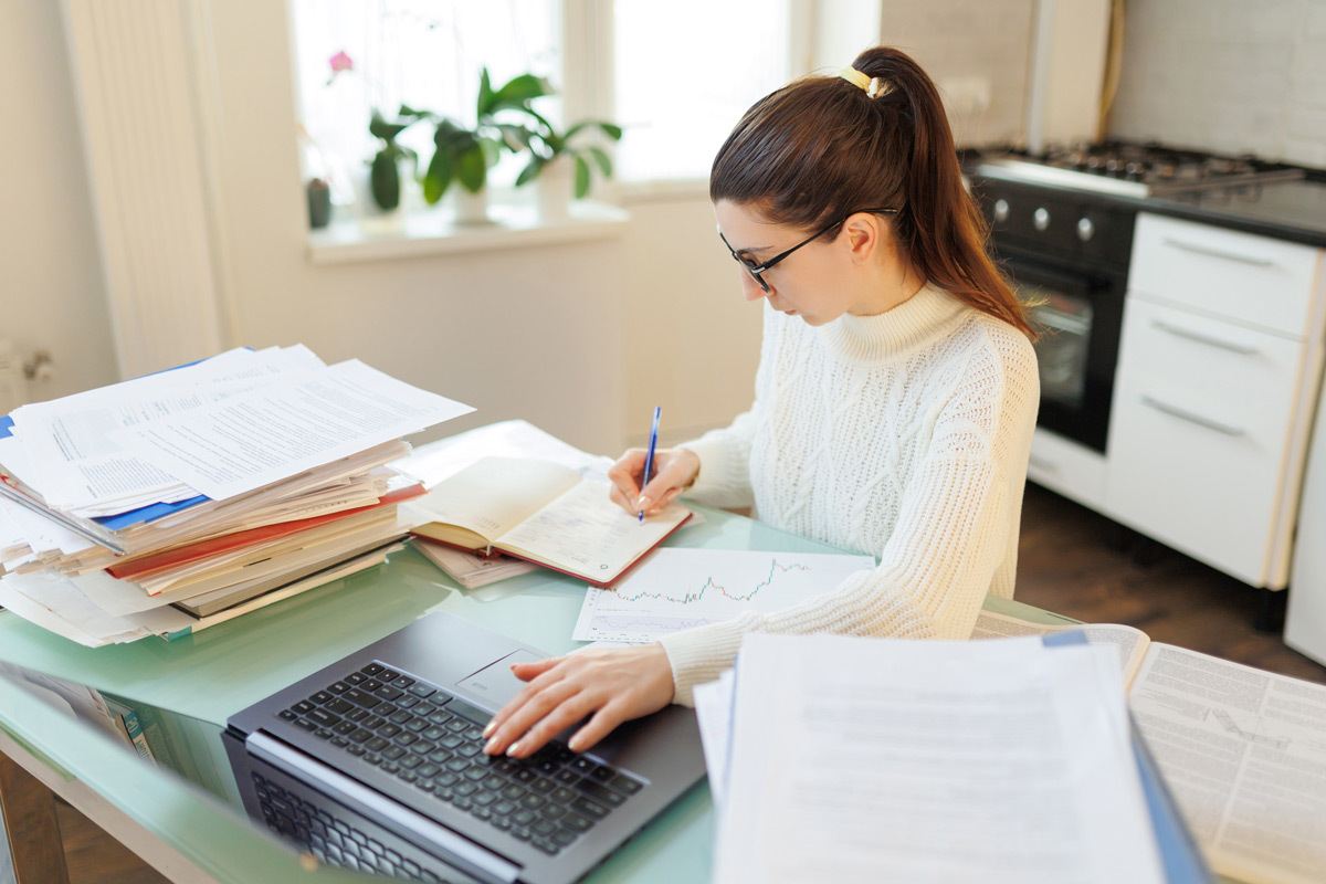 fairfamily-personalentwicklung_ E-Learning-Plattformen, Webinare und virtuelle Workshops ermöglichen eine flexible und ortsunabhängige Weiterbildung.