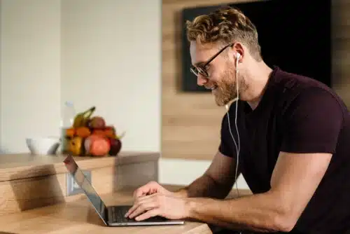 Führen auf Distanz: Strategien für Remote Leadership Führen auf Distanz beschreibt die Fähigkeit von Führungskräften, Teams zu leiten, die räumlich voneinander getrennt arbeiten.